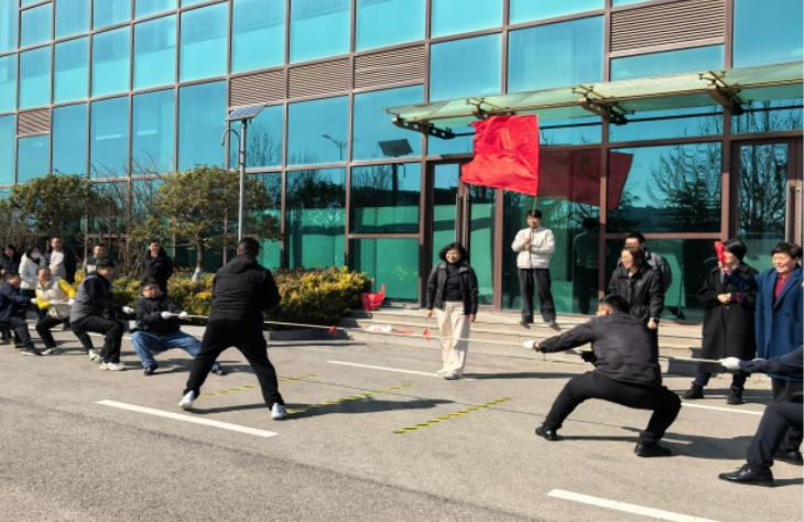 活力綻風(fēng)采   凝心向未來——集團(tuán)機(jī)關(guān)舉辦慶“三八”國際勞動?jì)D女節(jié)拔河比賽活動